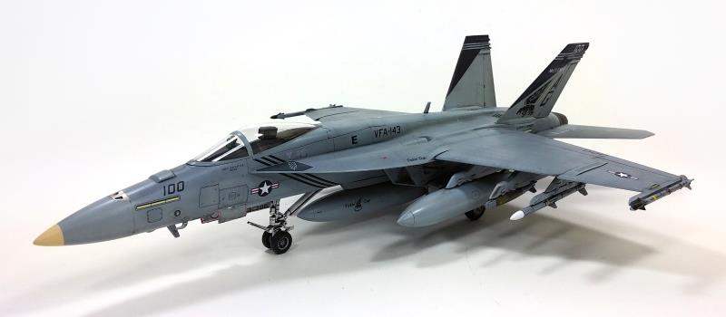 Academy 1/72 USN F/A-18E VFA-143 "PUKIN DOGS" - Click Image to Close