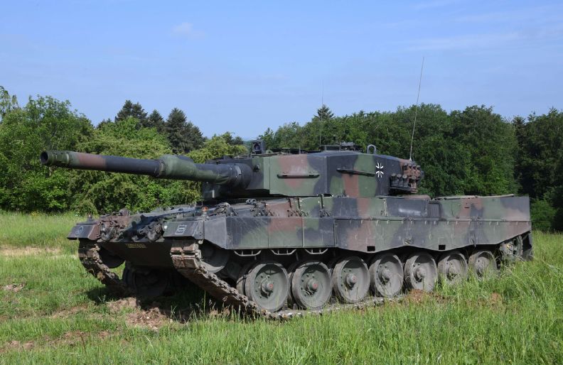 Academy 1/72 German Army Leopard 2A4