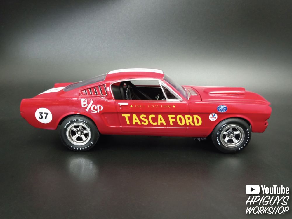 AMT 1966 Ford Mustang Fastback 2+2 1/25 Model Kit (Level 2)