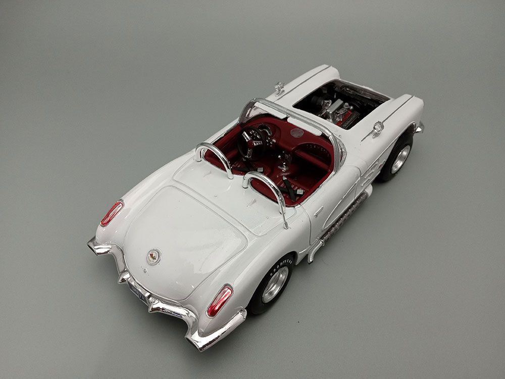 AMT 1/25 1960 Chevrolet Corvette Model Kit (Level 2) - Click Image to Close
