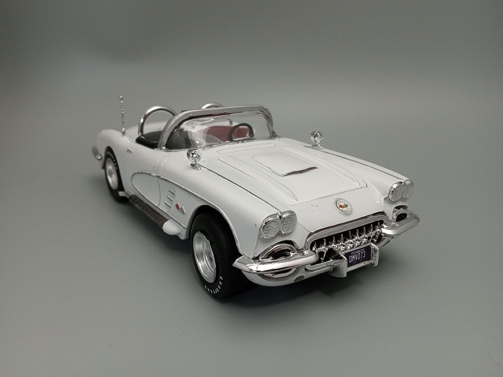 AMT 1/25 1960 Chevrolet Corvette Model Kit (Level 2)