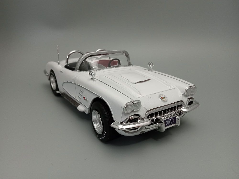 AMT 1/25 1960 Chevrolet Corvette Model Kit (Level 2) - Click Image to Close