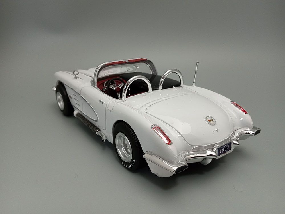 AMT 1/25 1960 Chevrolet Corvette Model Kit (Level 2)