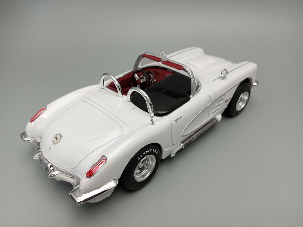 AMT 1/25 1960 Chevrolet Corvette Model Kit (Level 2)