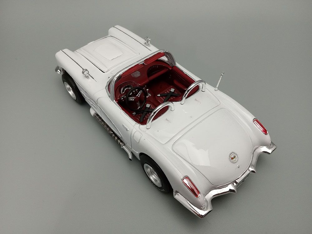 AMT 1/25 1960 Chevrolet Corvette Model Kit (Level 2)