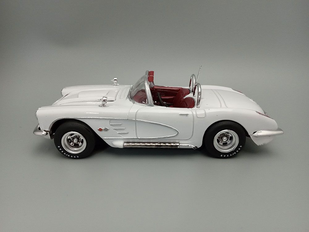 AMT 1/25 1960 Chevrolet Corvette Model Kit (Level 2) - Click Image to Close