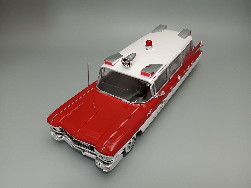 AMT 1/25 1959 Cadillac Ambulance With Gurney - Click Image to Close