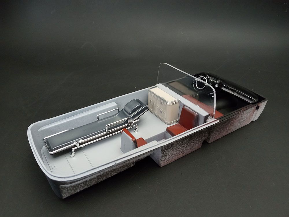 AMT 1/25 1959 Cadillac Ambulance With Gurney - Click Image to Close