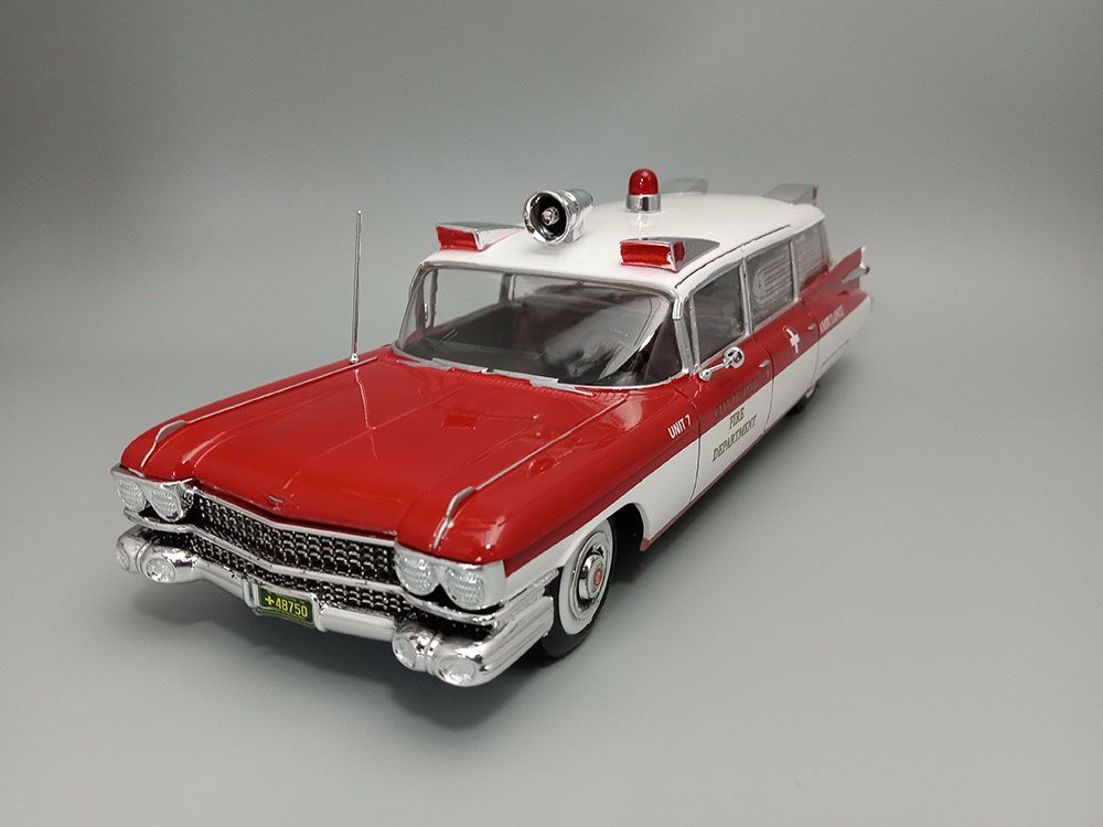 AMT 1/25 1959 Cadillac Ambulance With Gurney - Click Image to Close