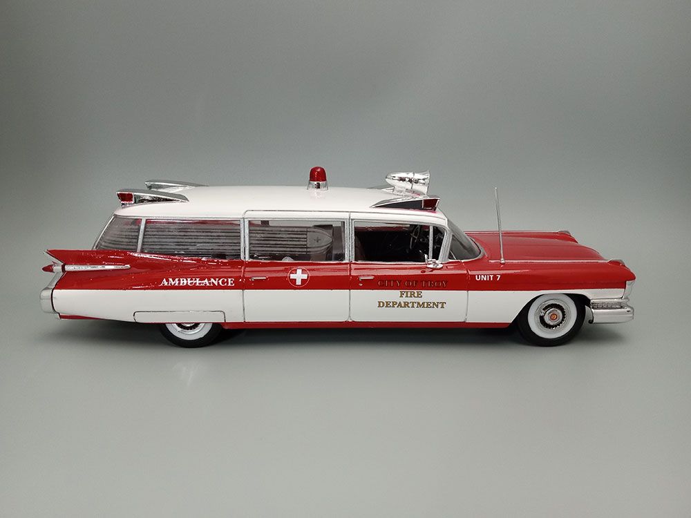 AMT 1/25 1959 Cadillac Ambulance With Gurney