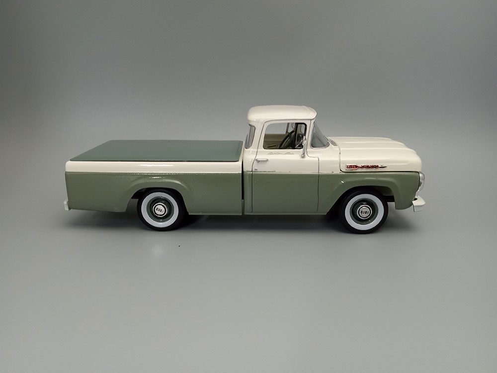 AMT 1/25 1960 Ford F-100 Pickup With Trailer (New Tooling) - Click Image to Close