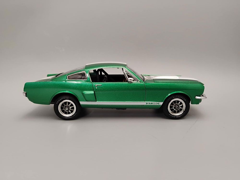 AMT 1/25 1966 Shelby Mustang 350GT Model Kit (Level 2)