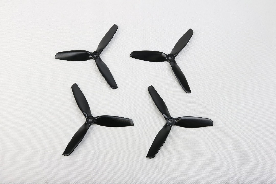 APC Propellers FPV Racing Bundle (5x4E-3 and 5x4EP-3) Package contains four propellers (2 standard rotation and 2 reverse rotation)