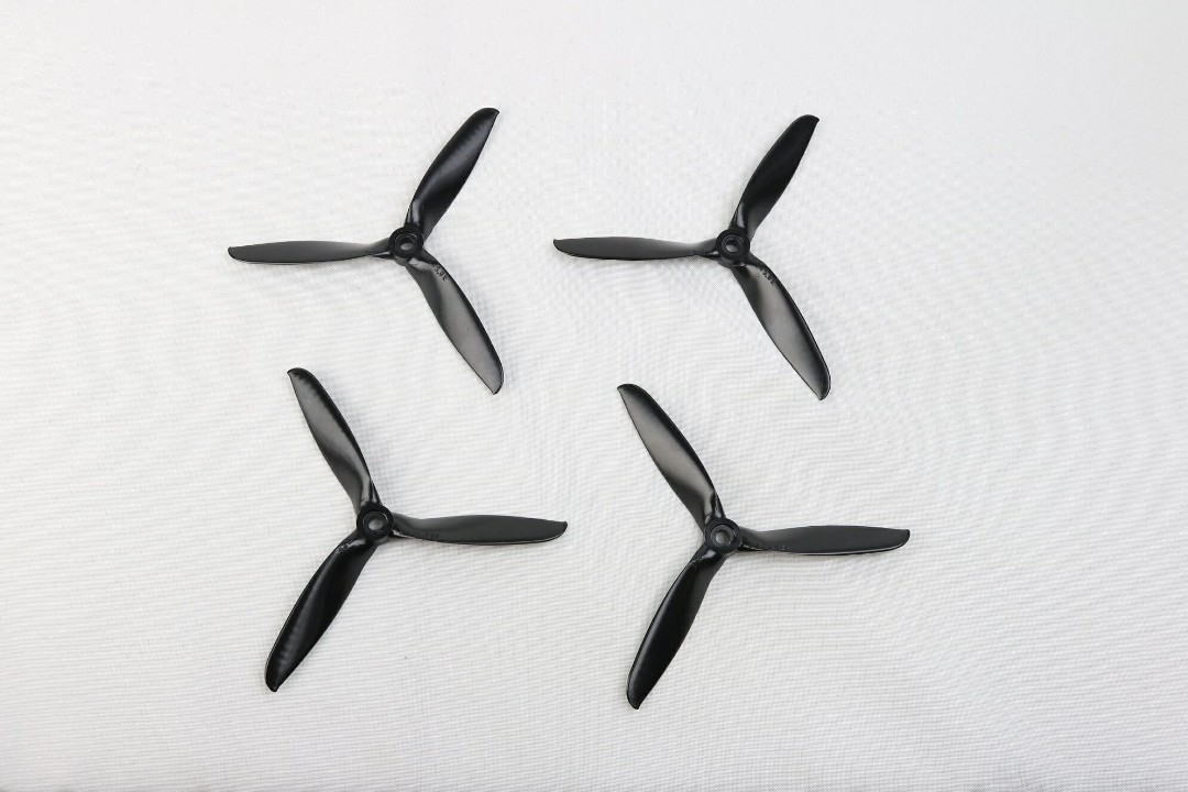 APC Propellers FPV Racing Bundle (5.1x5.0E-3 and 5.1x5EP-3) Package contains four propellers (2 standard rotation and 2 reverse rotation)
