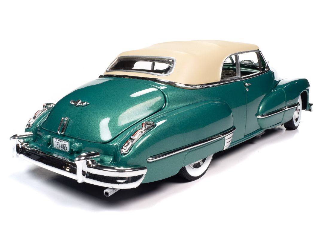 Auto World 1/18 1947 Cadillac Series 62 Cabriolet - Green