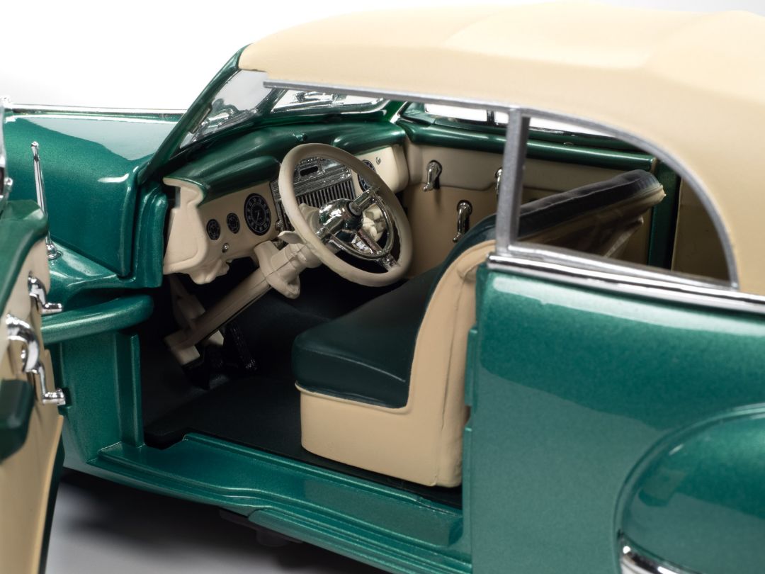 Auto World 1/18 1947 Cadillac Series 62 Cabriolet - Green - Click Image to Close