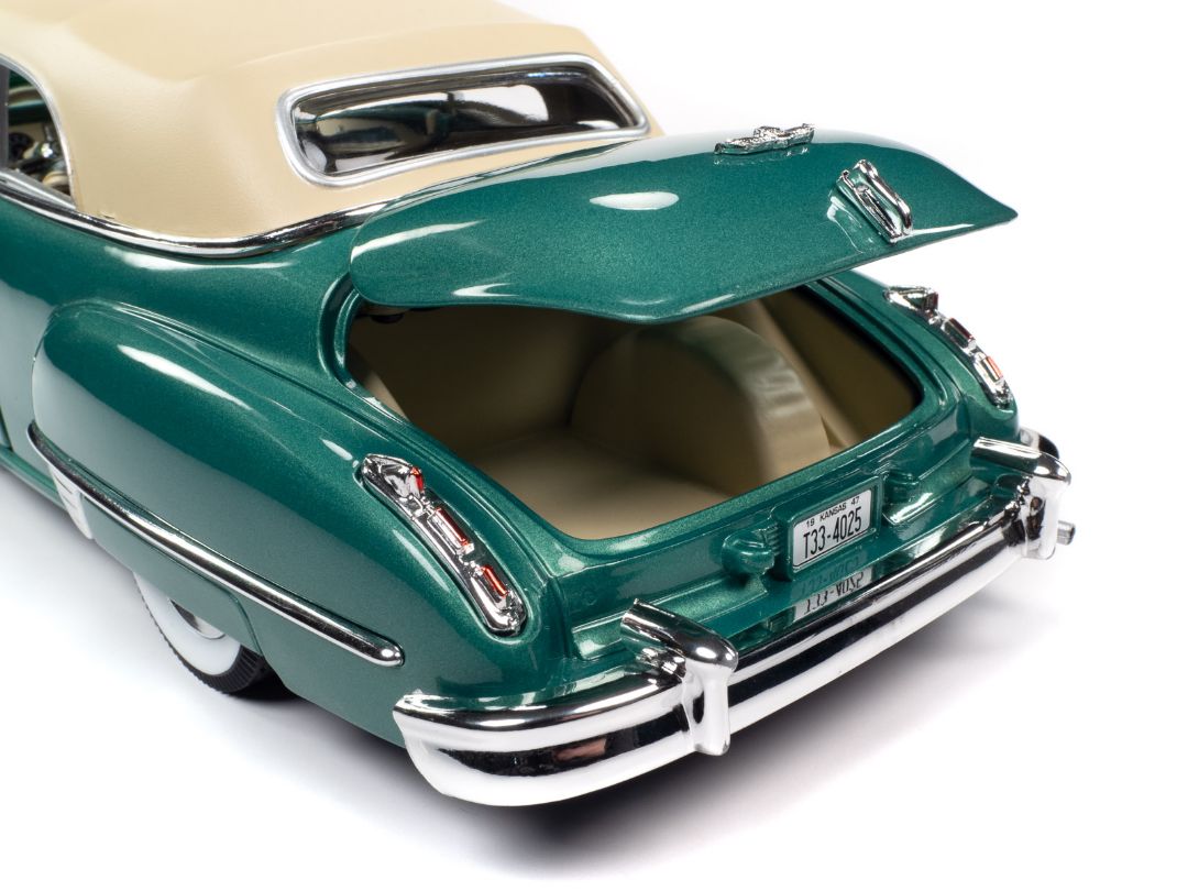 Auto World 1/18 1947 Cadillac Series 62 Cabriolet - Green