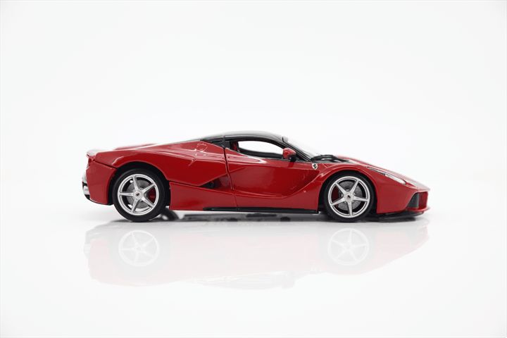 Bburago 1/24 R&P Ferrari LaFerrari (Red)