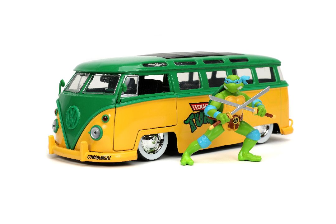 Jada 1/24 "Hollywood Rides" 1962 VW Bus w/Leonardo (TMNT) - Click Image to Close