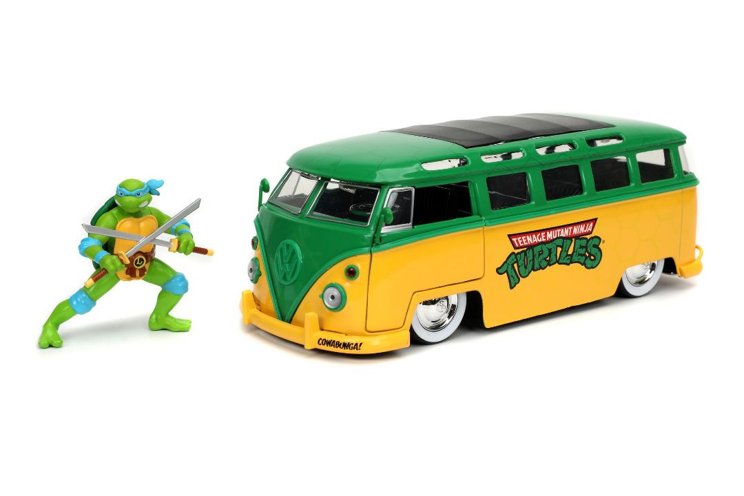 Jada 1/24 "Hollywood Rides" 1962 VW Bus w/Leonardo (TMNT) - Click Image to Close