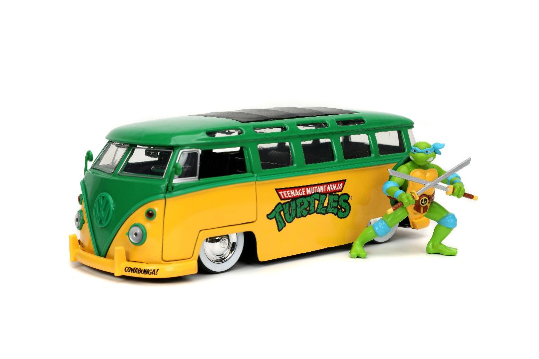 Jada 1/24 "Hollywood Rides" 1962 VW Bus w/Leonardo (TMNT) - Click Image to Close