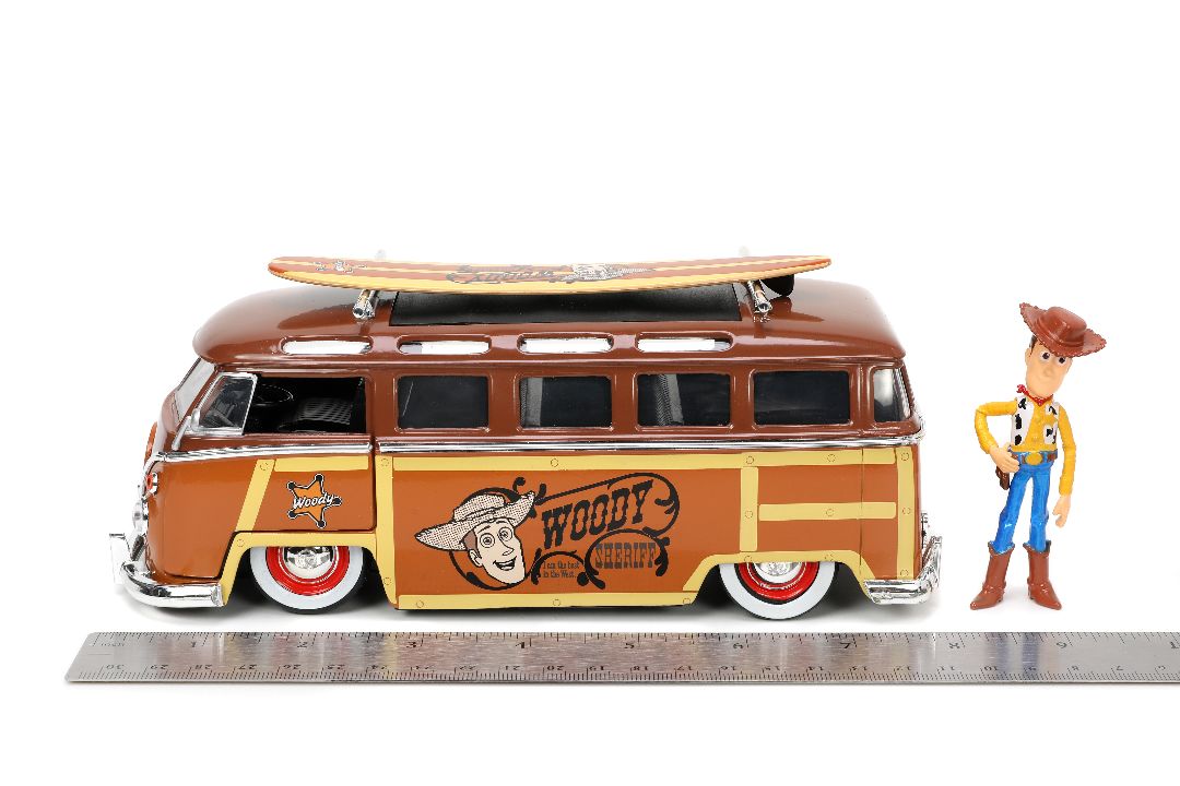 Jada 1/24 "Hollywood Rides" Disney 1962 VW Bus with Woody - Click Image to Close