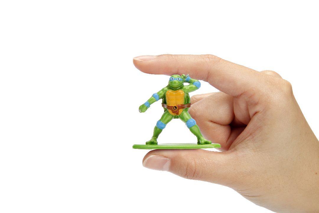 Jada Nano Scene TMNT Turtle Lair with 4 Figures - Click Image to Close