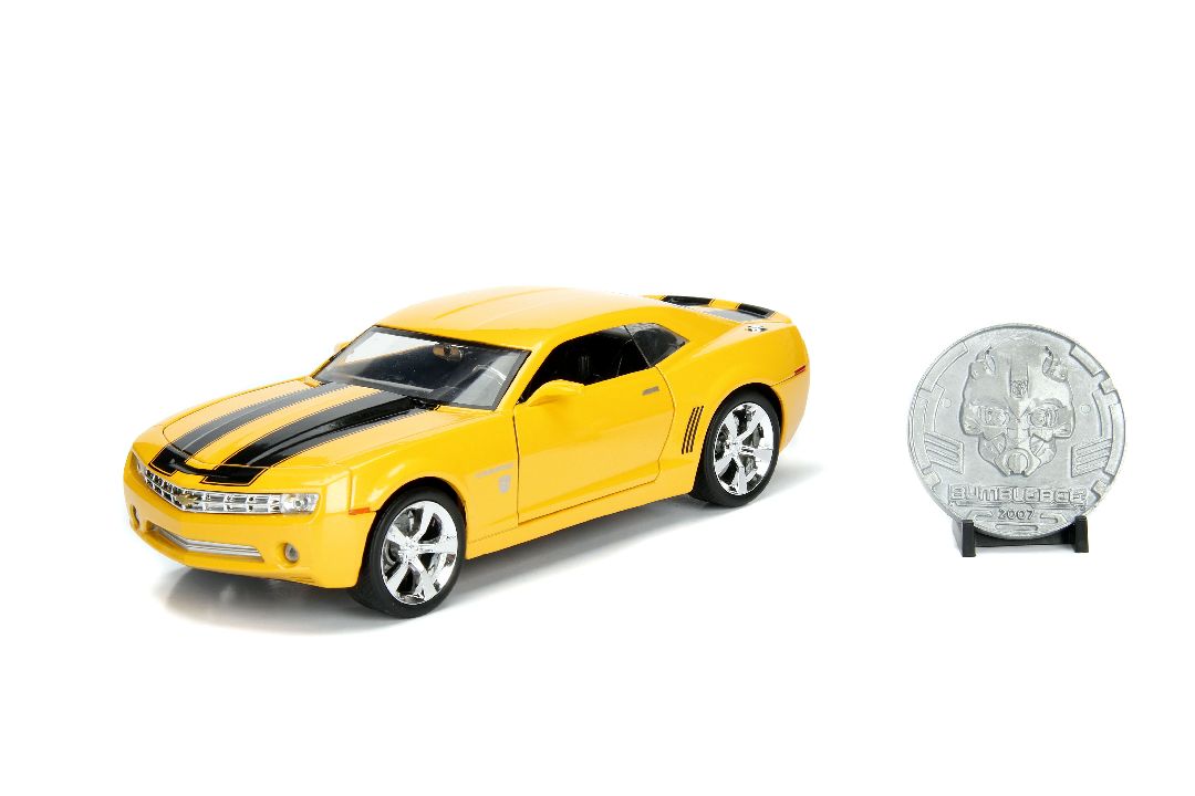 Jada 1/24 Transformers - 2006 Camaro Bumblebee W/Coin - Click Image to Close