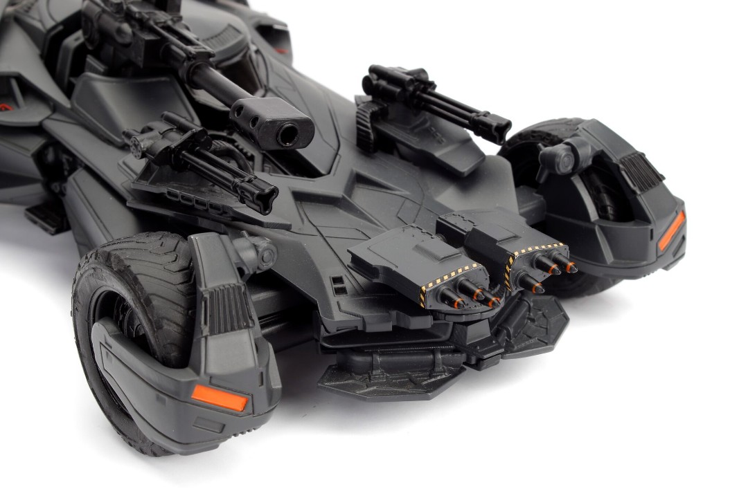 Jada 1/24 "Justice League" Batmobile w/ Batman Figure - 2017 - Click Image to Close