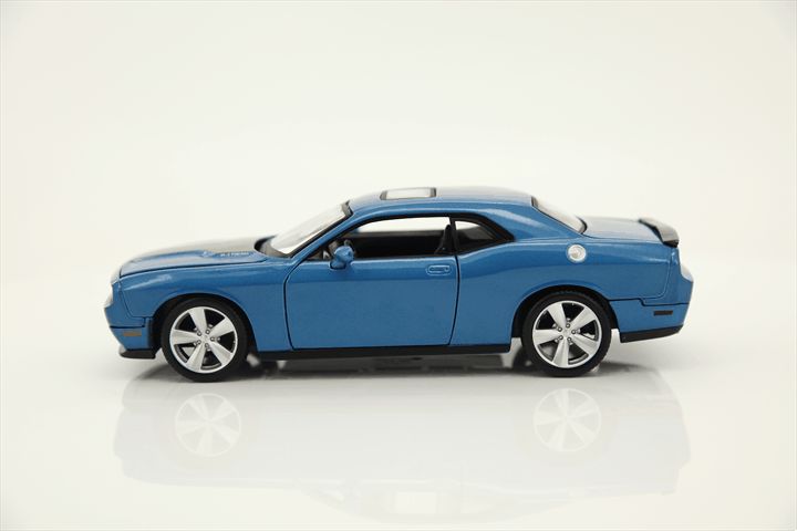 Maisto 1/24 SE 2008 Dodge Challenger SRT8 (Metallic Blue)