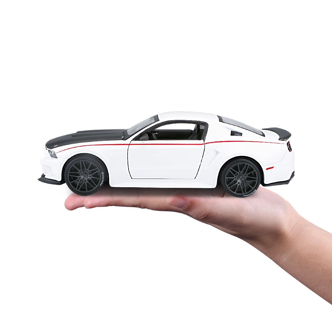 Maisto 1/24 SE 2014 Ford Mustang Street Racer - White