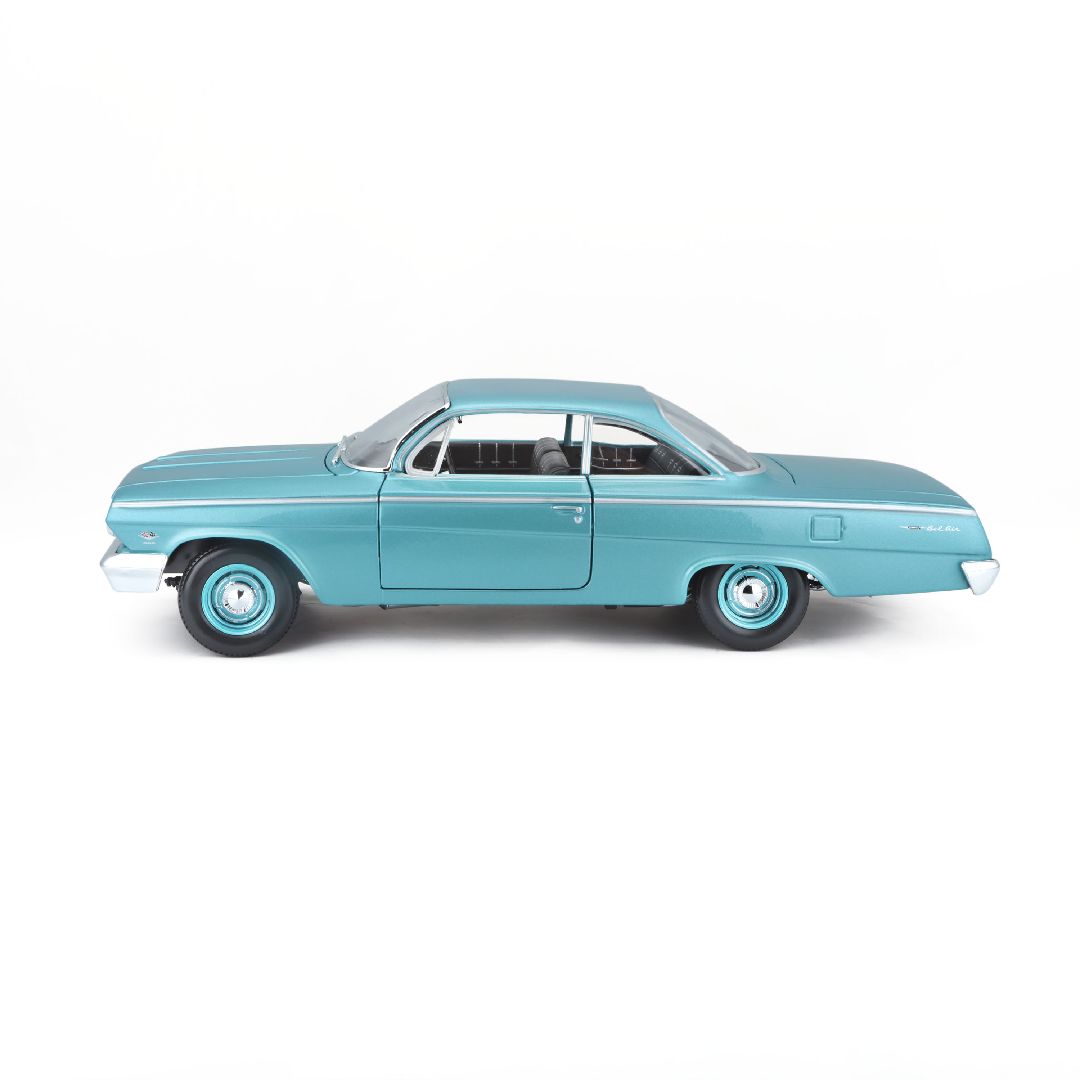 Maisto 1/18 SE 1962 Chevrolet Bel Air - Metallic Light Blue