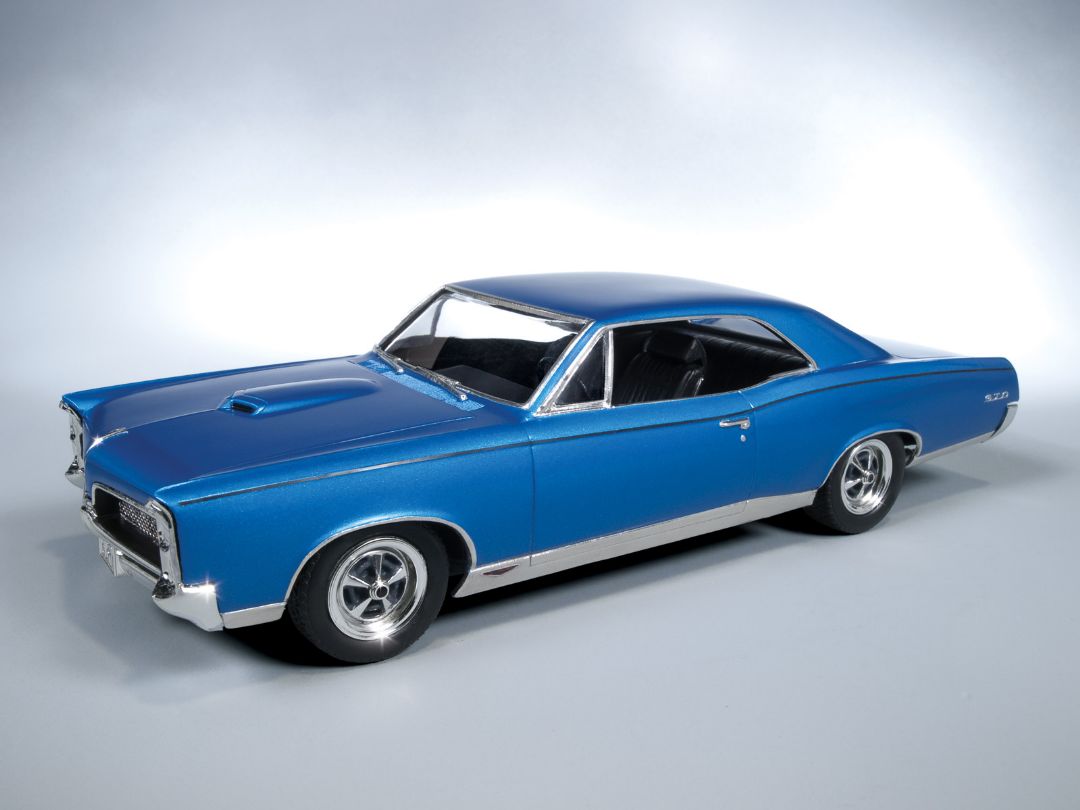 MPC 1967 Pontiac GTO Molded in White 1/25 Model Kit (Level 2) - Click Image to Close