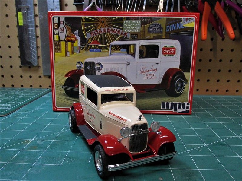 MPC 1932 Ford Sedan Delivery (Coca Cola) 1/25 Model Kit (Lvl 2) - Click Image to Close