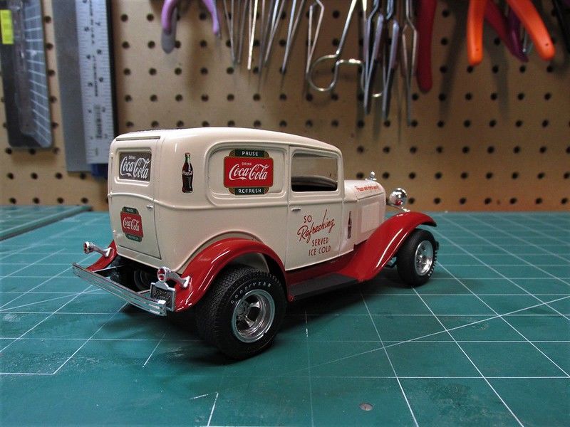 MPC 1932 Ford Sedan Delivery (Coca Cola) 1/25 Model Kit (Lvl 2) - Click Image to Close