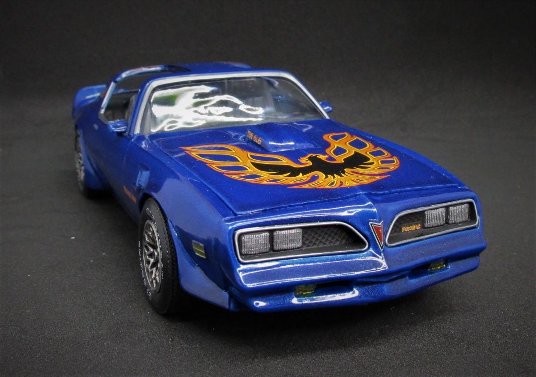 MPC 1977 Pontiac Firebird T/A 1/25 Model Kit (Level 2) - Click Image to Close