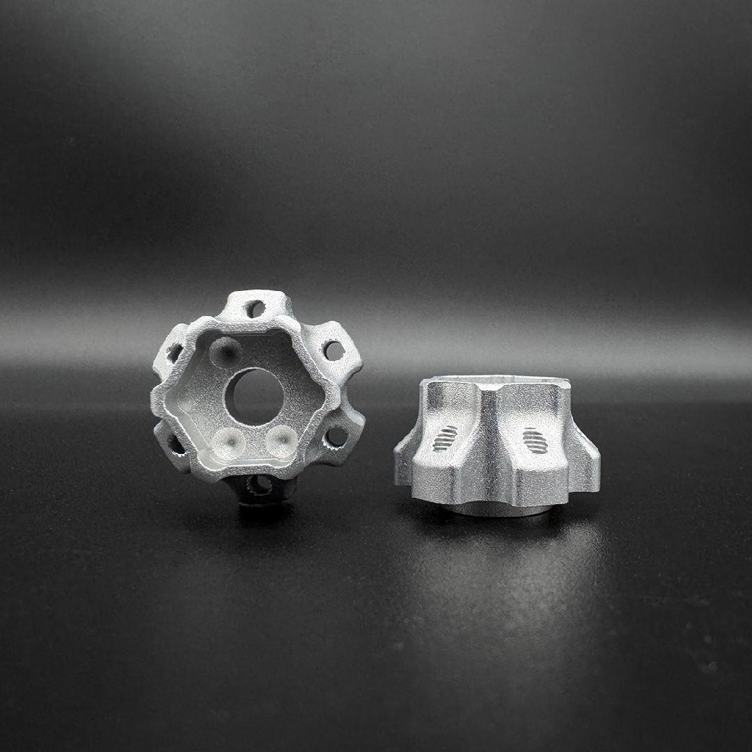 Reefs 12mm Hex Aluminum Hubs (2) - 3 Dot Hub, 7mm Offset – image 2