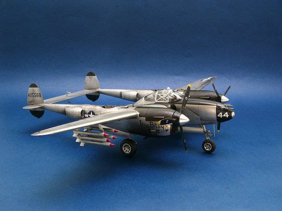 Trumpeter 1/32 Lockheed P-38L-5-LO Lightning