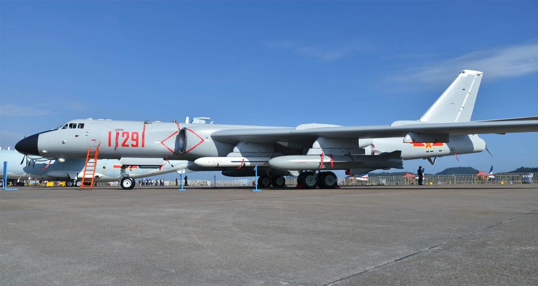 Trumpeter 1/144 Xian H-6K Strategic Bomber - Click Image to Close