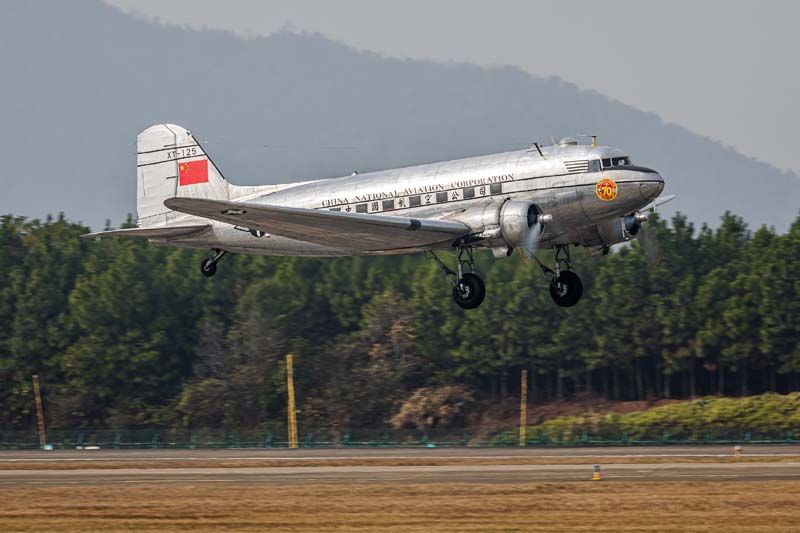 Trumpeter 1/48 DC-3 - Click Image to Close