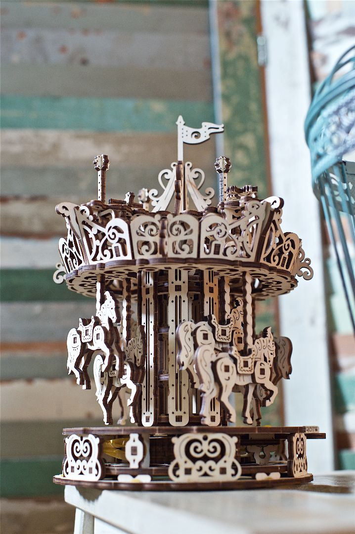 UGears Carousel - 305 Pieces - Click Image to Close