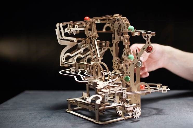 Ugears Marble Run Chain Hoist model kit - 400 Pieces - Click Image to Close